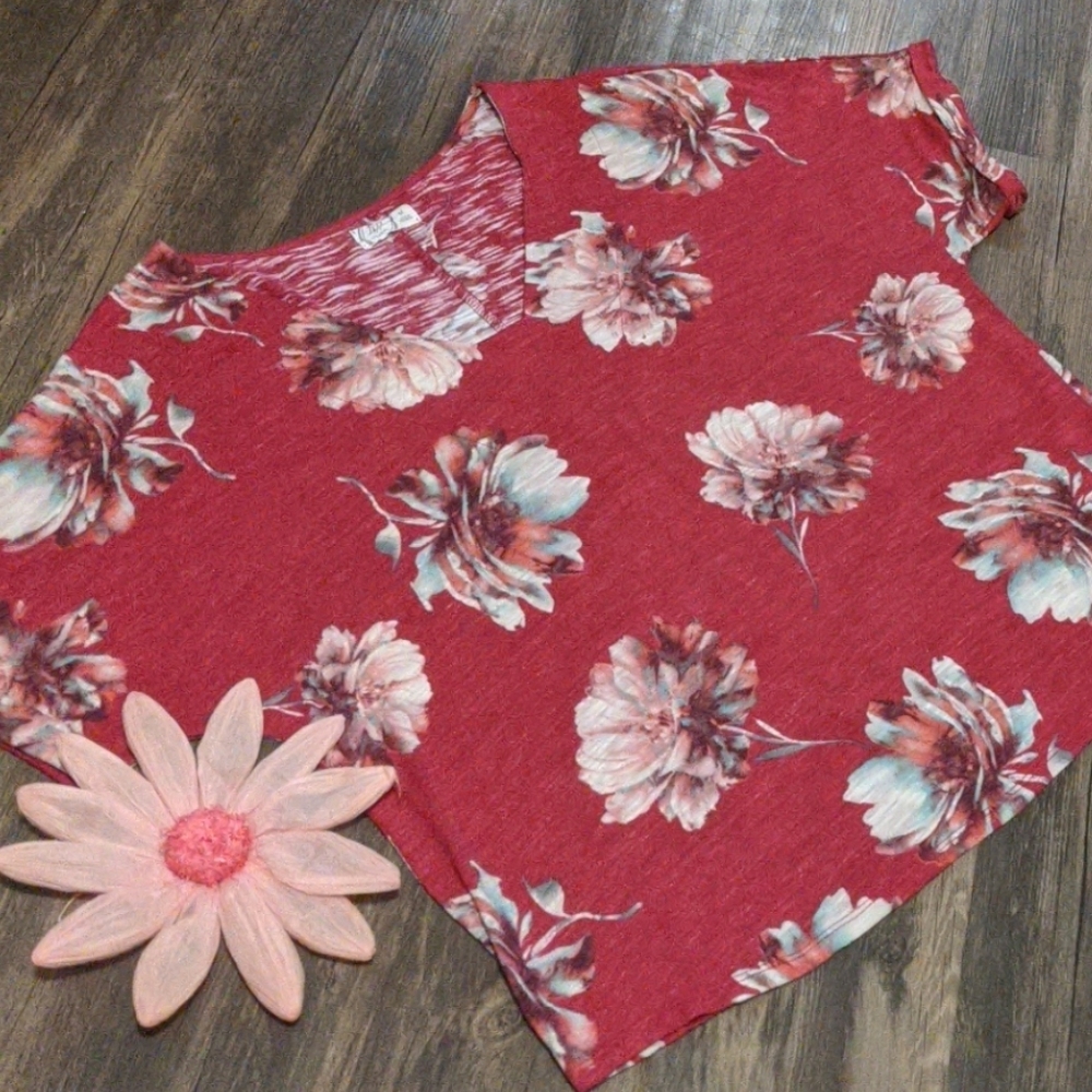 Maurice's watercolor magnolia crop tee M